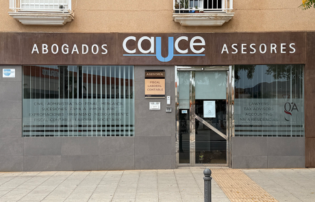 Fotografía a color de la entrada principal de nuestra oficina en Almería