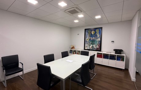 Fotografía a color de la sala de reuniones de nuestra oficina en Almería