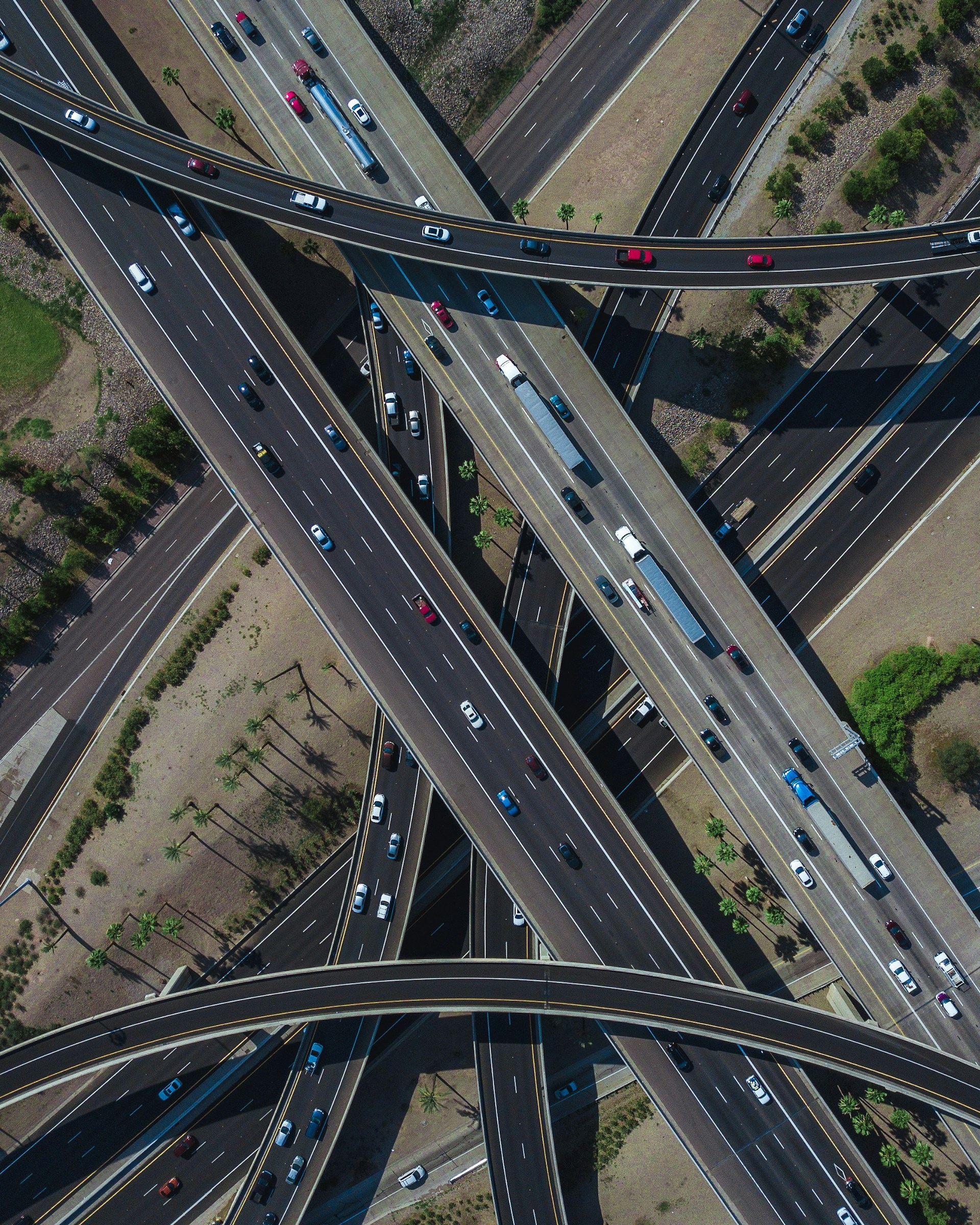 Fotografía a color de una encrucijada de carreteras a vista de pájaro